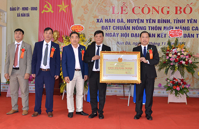 Thừa ủy quyền, lãnh đạo huyện Yên Bình trao Bằng công nhận xã Hán Đà đạt chuẩn NTM nâng cao năm 2021.